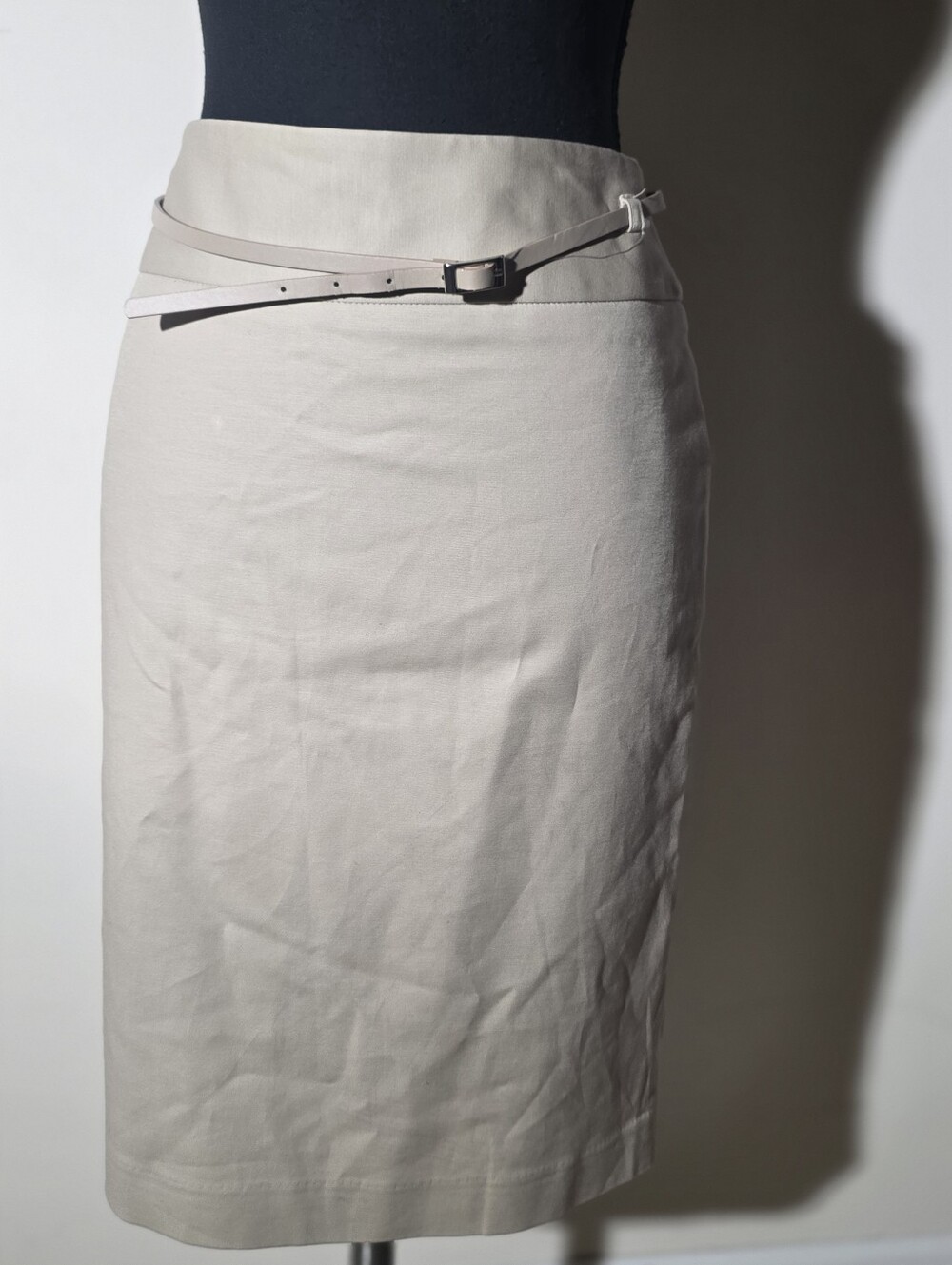 Liz Claiborne Classic Cream Pencil Skirt with Thin Belt (Size 8)